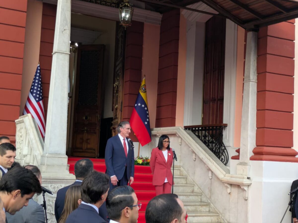Delcy Rodríguez y el secretario del Interior de EE UU conservaron sobre nuevas tecnologías para desarrollar el sector de la minería en Venezuela