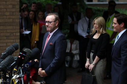 El actor Kevin Spacey pactó con tres hombres para evitar un juicio por agresión sexual en Londres