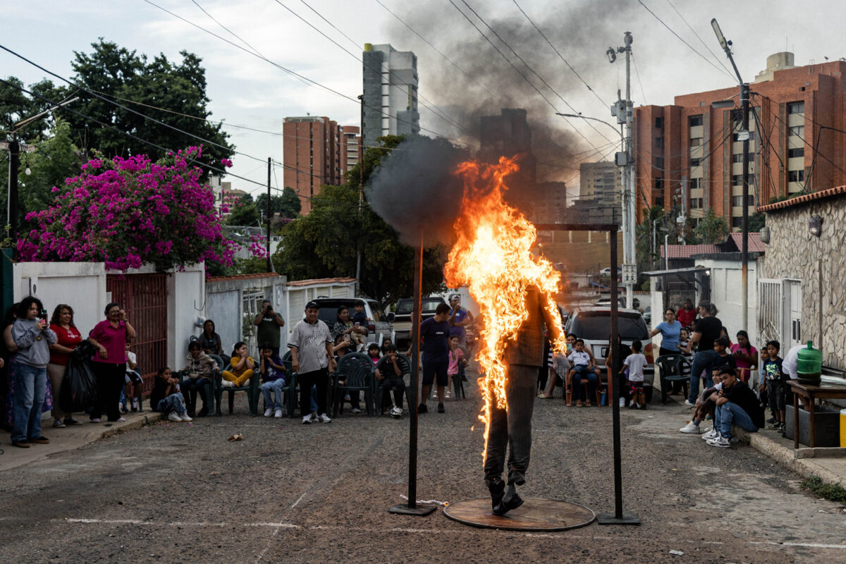 La injusticia y la indiferencia fueron quemadas como Judas en Venezuela durante Semana Santa