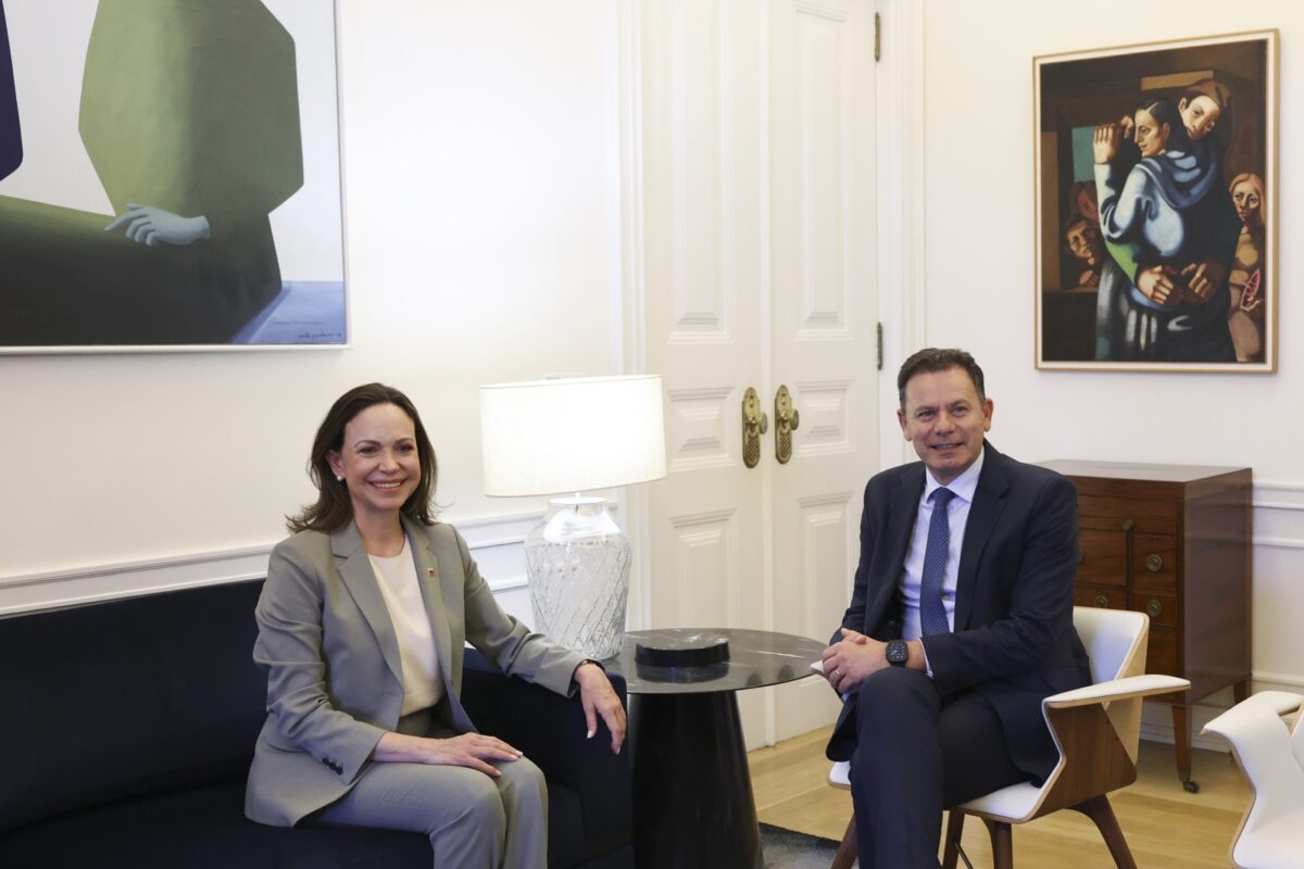El primer ministro portugués transmitió a la líder opositora venezolana el deseo de su gobierno de que, "dadas las circunstancias que atraviesa el país, pueda ser un momento de transición democrática
