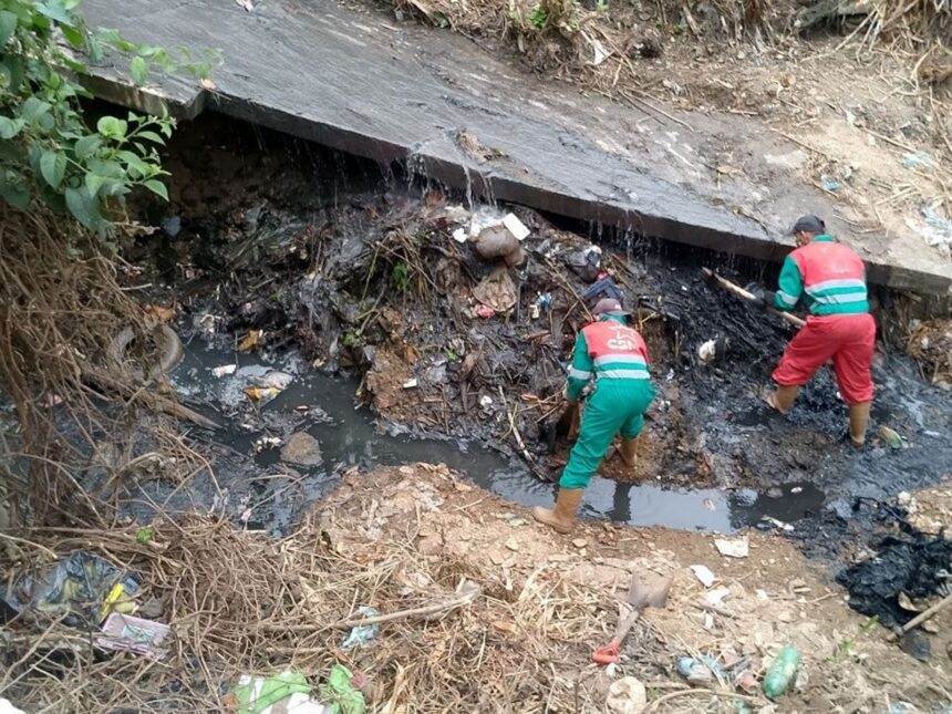 Alcaldía de Caracas desplegó equipos de limpieza de quebradas ante la temporada de lluvias 