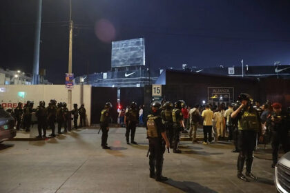 Al menos un muerto y 47 heridos durante encuentro de hinchas en estadio de Alianza Lima
