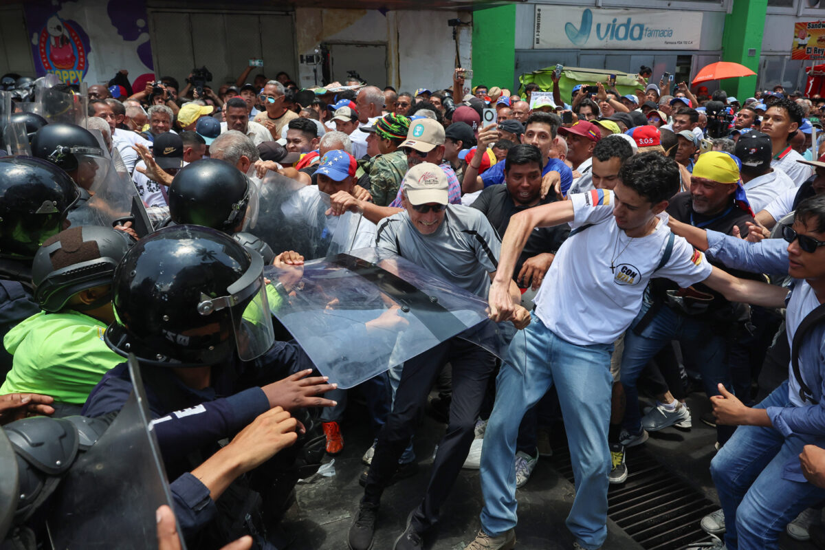 Clippve reportó la detención de un joven durante la marcha a Miraflores