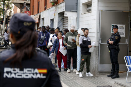 La regularización de migrantes en España podría beneficiar a 200 mil niños y adolescentes
