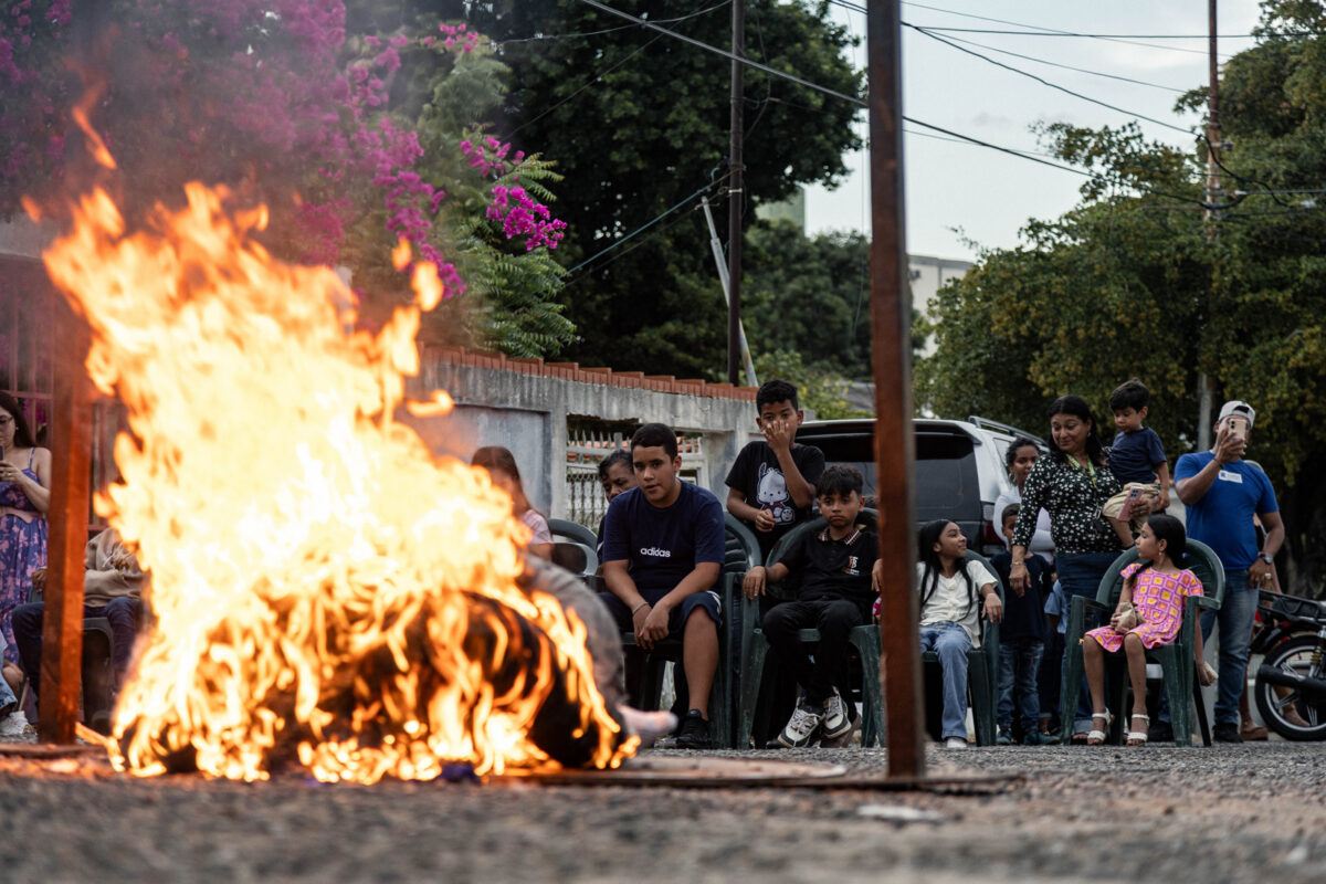 La injusticia y la indiferencia fueron quemadas como Judas en Venezuela durante Semana Santa