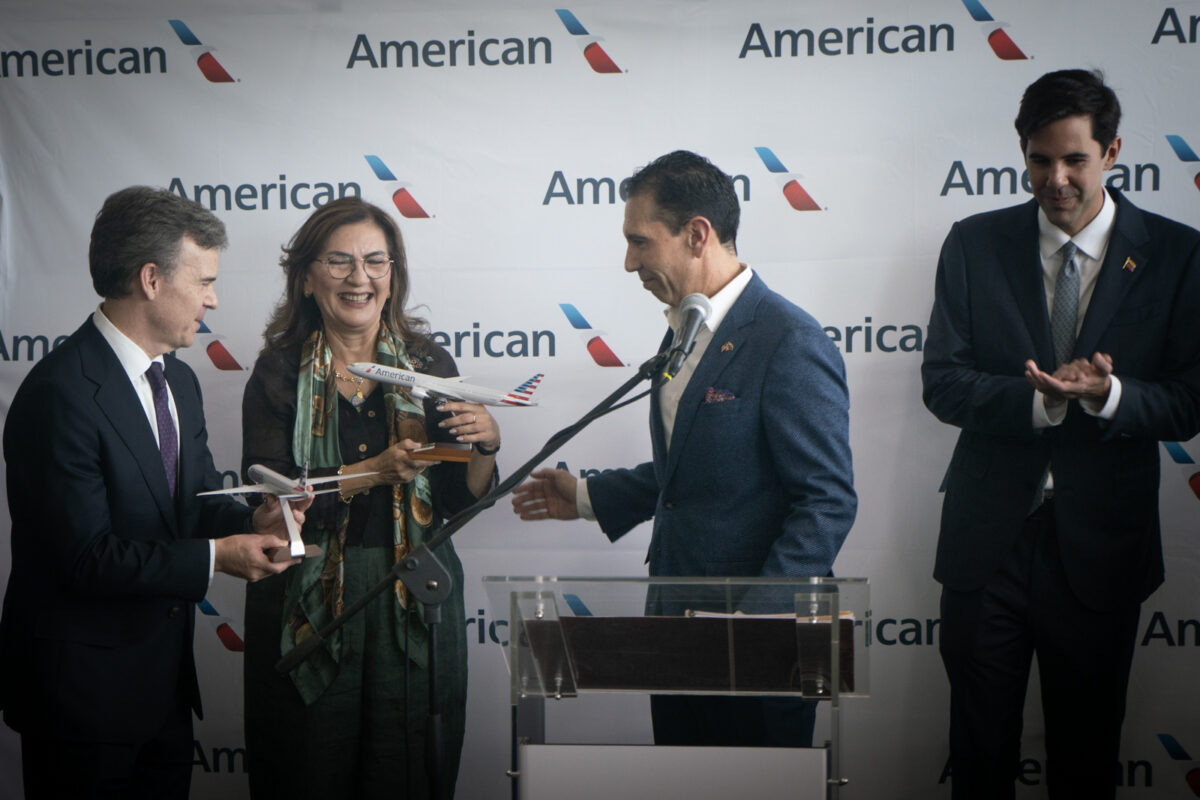 El primer vuelo Caracas-Miami trajo nuevas expectativas a un país lleno de incertidumbres