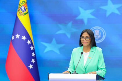 Delcy Rodríguez anunció aumento salarial “responsable” para el 1° de mayo
