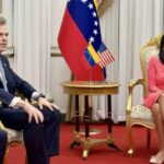 John Barrett se reunió de Delcy Rodríguez y ratificó la importancia de seguir con el plan de tres fases de Trump