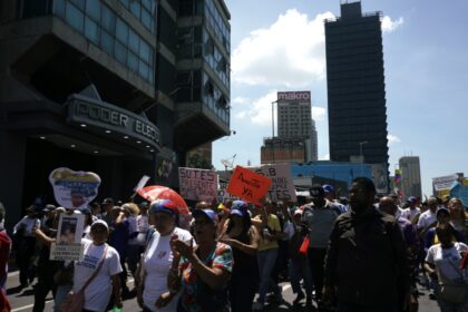 En imágenes: trabajadores se movilizan hacia Miraflores para exigir mejores salarios En imágenes: trabajadores se movilizan hacia Miraflores para exigir mejores salarios