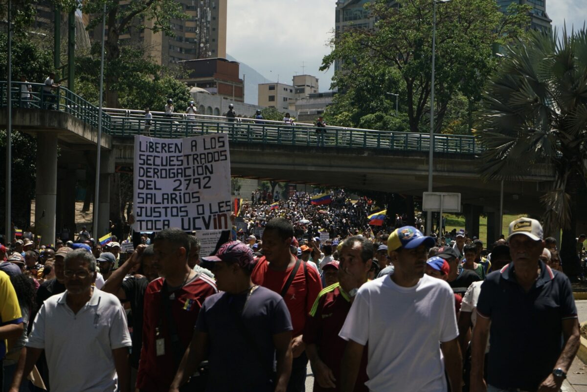 Trabajadores marchan hacia Miraflores para exigir mejoras salariales