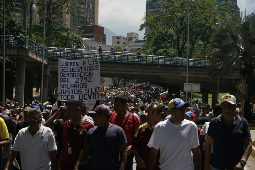 Trabajadores marchan hacia Miraflores para exigir mejoras salariales