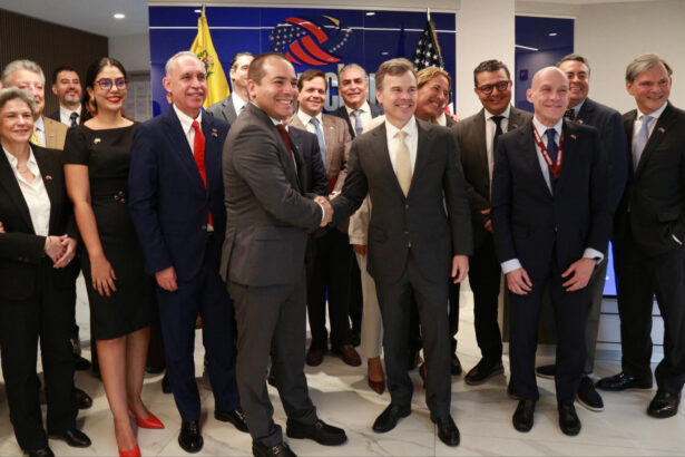 John Barrett se reunió con VenAmCham y reiteró el plan de tres fases para Venezuela