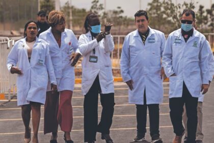 Salarios retenidos, vigilancia y coerción: CIDH documentó los abusos en misiones médicas cubanas