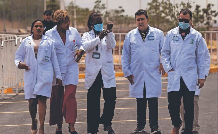 Salarios retenidos, vigilancia y coerción: CIDH documentó los abusos en misiones médicas cubanas