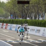 Un robot humanoide ganó la media maratón de Pekín con marca histórica