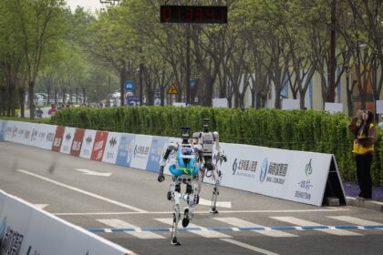 Un robot humanoide ganó la media maratón de Pekín con marca histórica