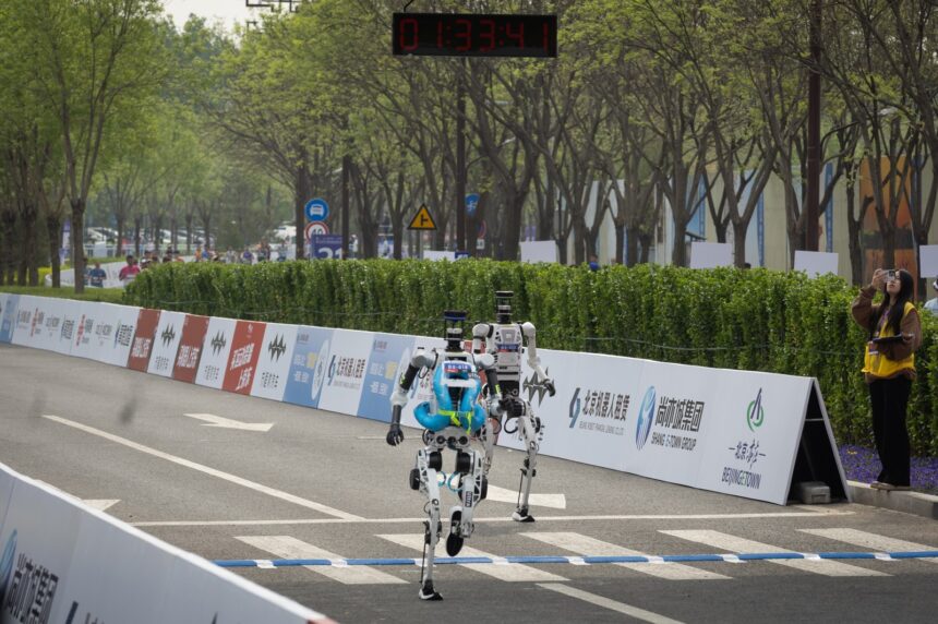 Un robot humanoide ganó la media maratón de Pekín con marca histórica