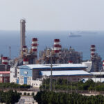 Israel aseguró que inhabilitó la principal planta petroquímica de Irán: las implicaciones del ataque