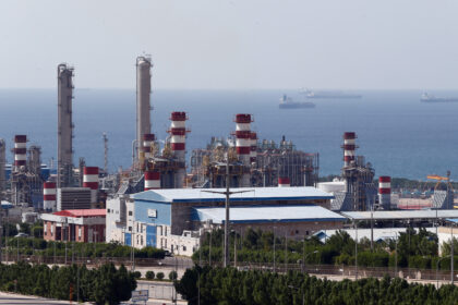 Israel aseguró que inhabilitó la principal planta petroquímica de Irán: las implicaciones del ataque