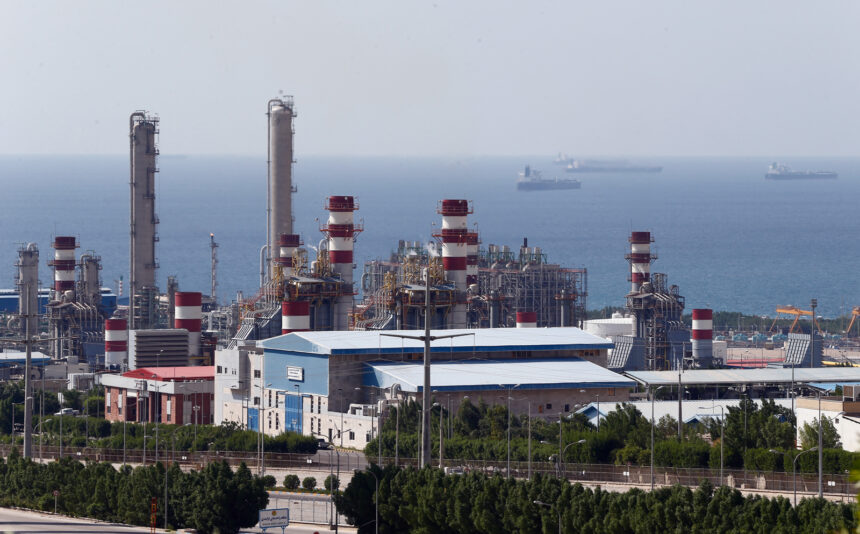 Israel aseguró que inhabilitó la principal planta petroquímica de Irán: las implicaciones del ataque