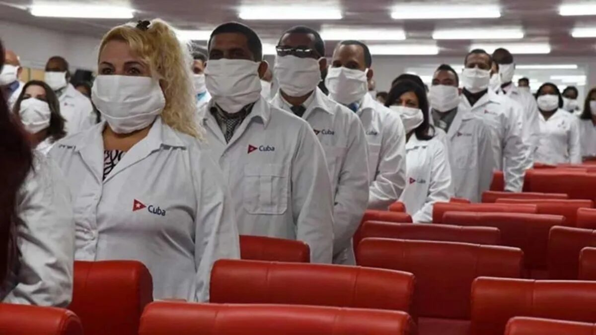 Salarios retenidos, vigilancia y coerción: CIDH documentó los abusos en misiones médicas cubanas