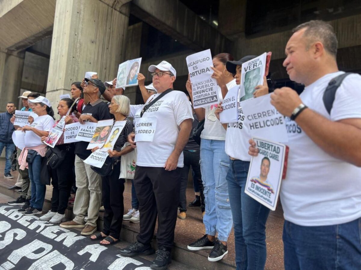 Familiares de presos políticos se concentraron frente a la Defensoría del Pueblo en Caracas
