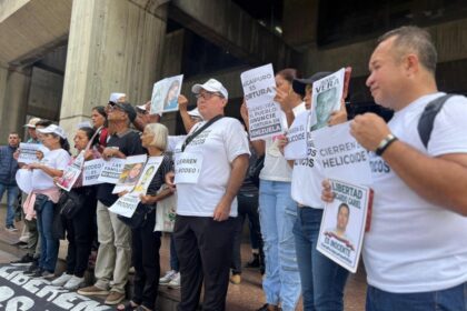 Familiares de presos políticos se concentraron frente a la Defensoría del Pueblo en Caracas