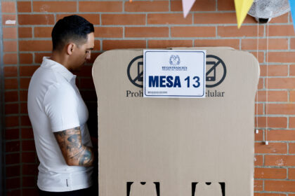 Sin reportes de alteraciones y con alta expectativa: así va la primera vuelta de las elecciones presidenciales de Colombia