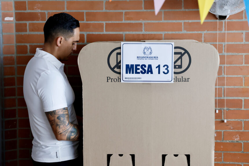 Sin reportes de alteraciones y con alta expectativa: así va la primera vuelta de las elecciones presidenciales de Colombia