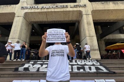 Familiares de presos políticos se concentraron frente a la Defensoría del Pueblo en Caracas