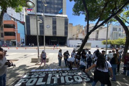 Familiares exigieron al fiscal Devoe respuesta sobre la situación de los presos políticos