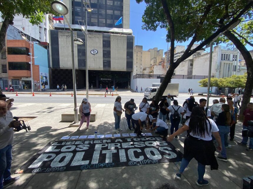 Familiares exigieron al fiscal Devoe respuesta sobre la situación de los presos políticos
