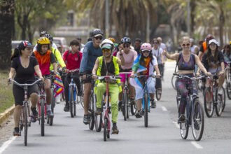 La UE recorrió 12 kilómetros de Caracas en bicicleta para apoyar a la comunidad LGBTIQ+
