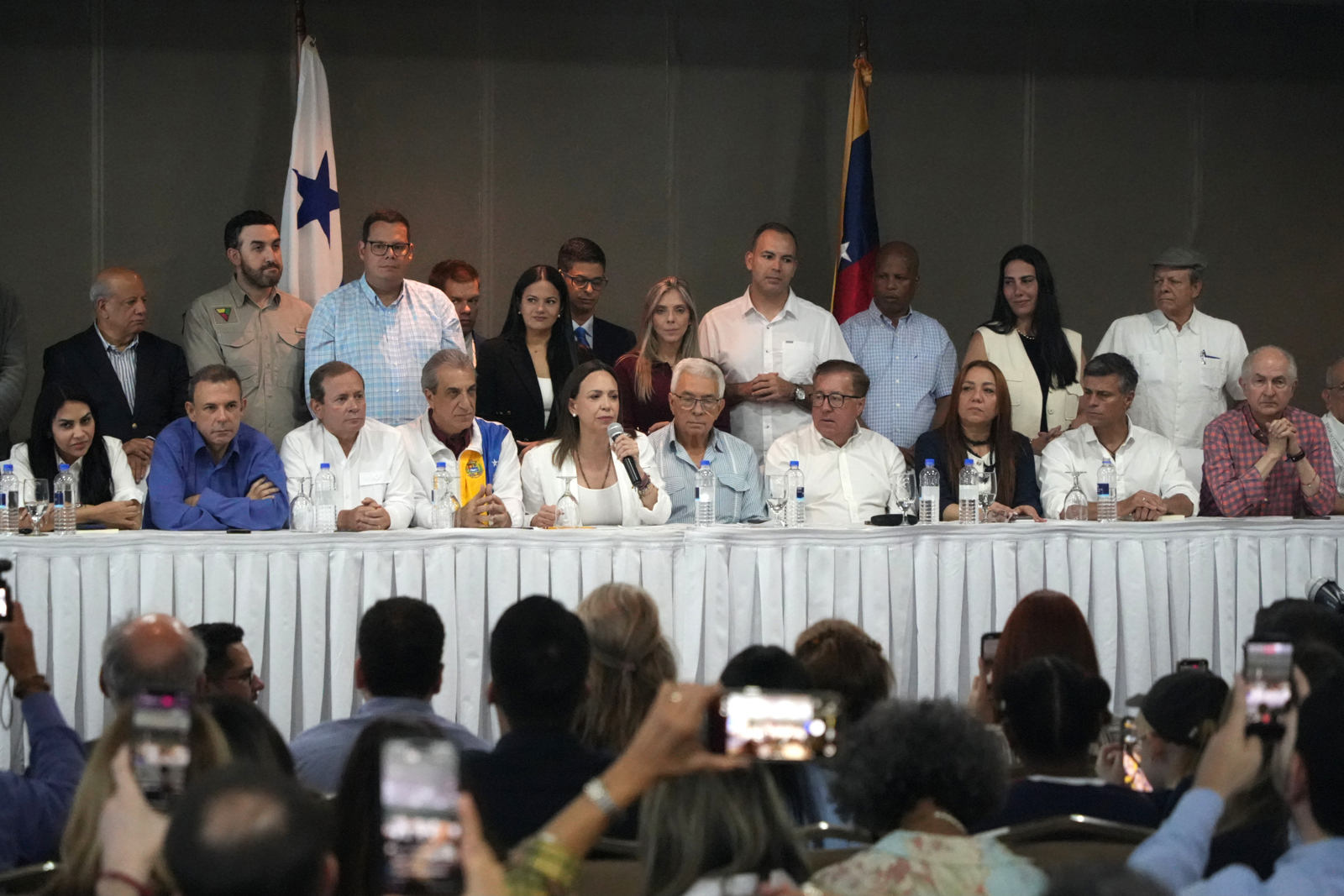 Cover image for Oposición plantea negociación con el gobierno encargado bajo liderazgo de María Corina Machado