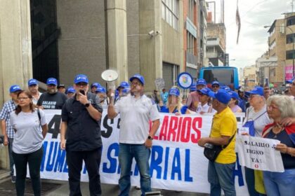 La APUCV protestó frente a la sede del Ministerio de Educación Superior en Caracas para exigir aumento salarial