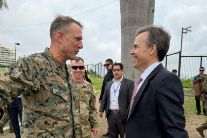 Jefe del Comando Sur viajó a Caracas durante el “ejercicio de respuesta militar” en la embajada de EE UU