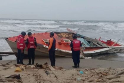 Autoridades buscan a tres pescadores desaparecidos tras el naufragio de una embarcación en Falcón