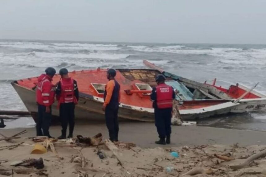 Autoridades buscan a tres pescadores desaparecidos tras el naufragio de una embarcación en Falcón