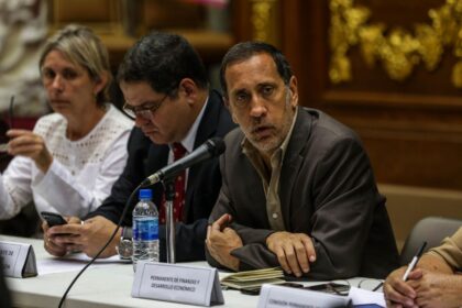 Exdiputado José Guerra regresó a Venezuela tras siete años de exilio