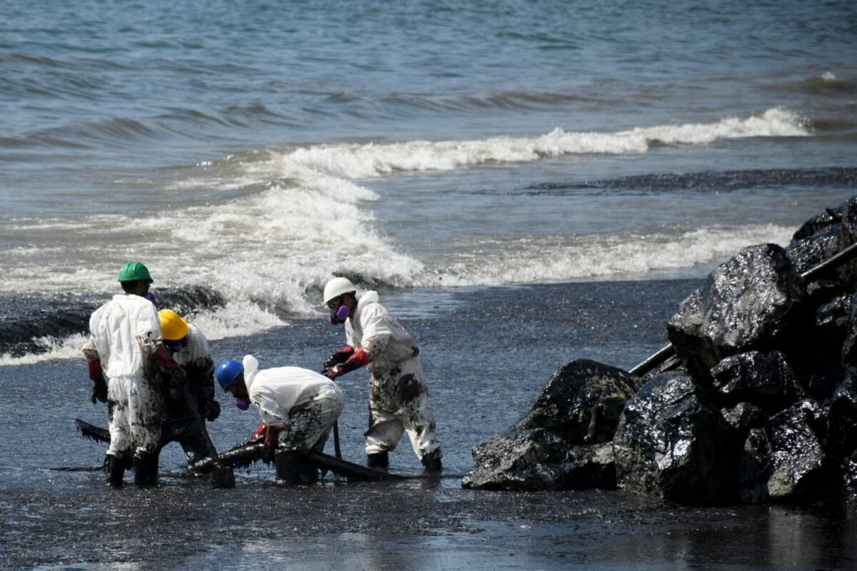 Venezuela amplió brigadas de voluntarios para contener derrame petrolero desde Trinidad y Tobago