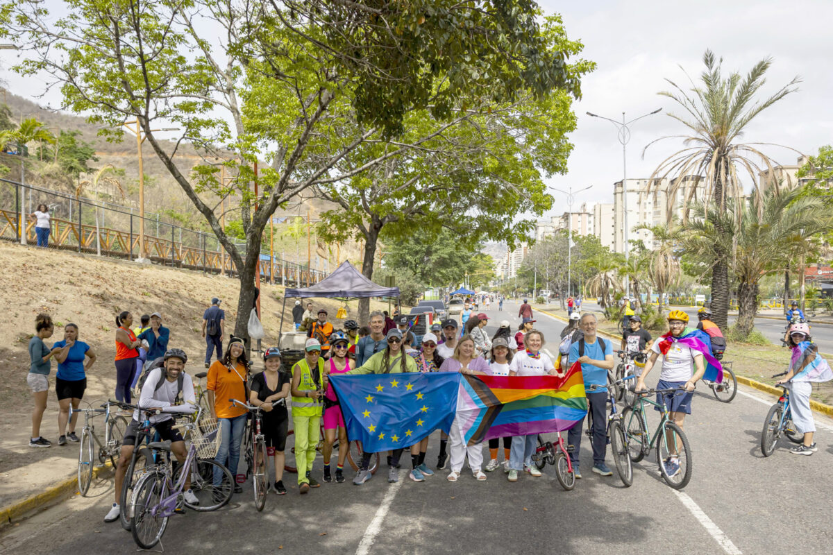 La UE recorrió 12 kilómetros de Caracas en bicicleta para apoyar a la comunidad LGBTIQ+
