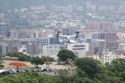 Estados Unidos sobrevoló Caracas con aeronaves durante simulacro en su embajada