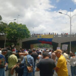 Trabajadores y estudiantes protestaron en la autopista Gran Cacique Guaicaipuro para exigir aumento salarial