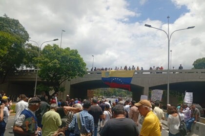 Trabajadores y estudiantes protestaron en la autopista Gran Cacique Guaicaipuro para exigir aumento salarial