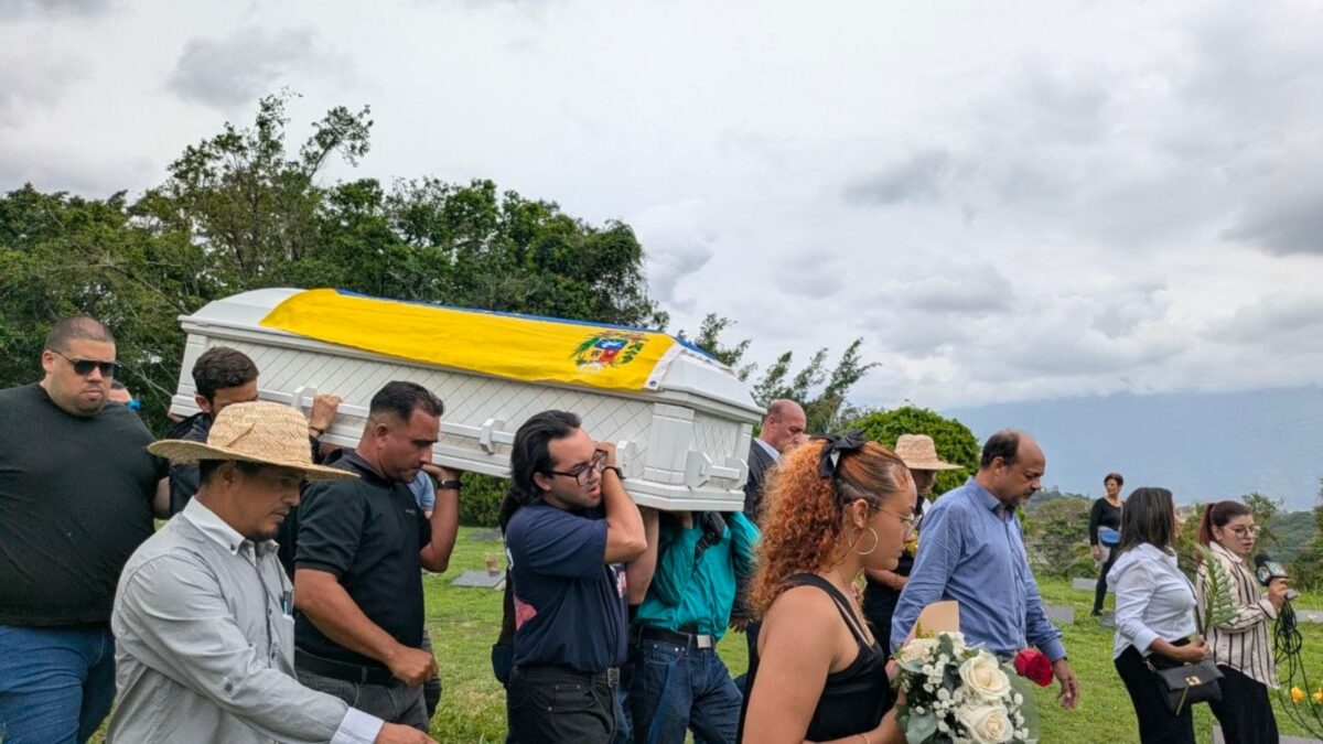 Entre homenajes y pedidos de justicia, sepultaron a Carmen Navas en el Cementerio del Este