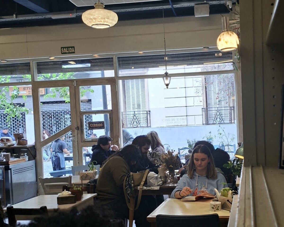 Ifigenia: una cafetería que guarda la memoria de una migrante venezolana en Buenos Aires