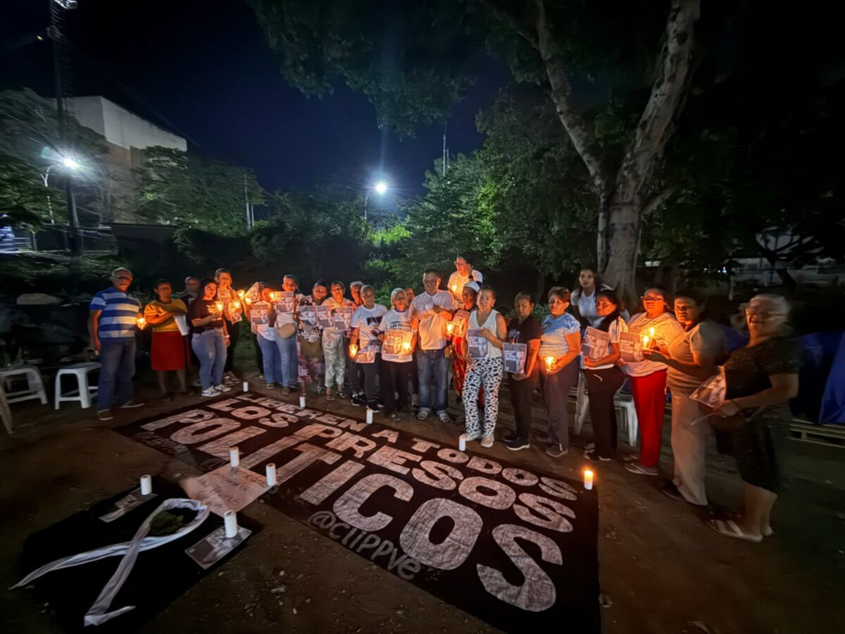 Clippve realizó una vigilia en honor a la memoria de Víctor Hugo Quero Navas afuera de El Rodeo I