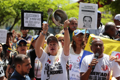 En imágenes: sindicalistas protestaron frente a la Embajada de Estados Unidos en Caracas