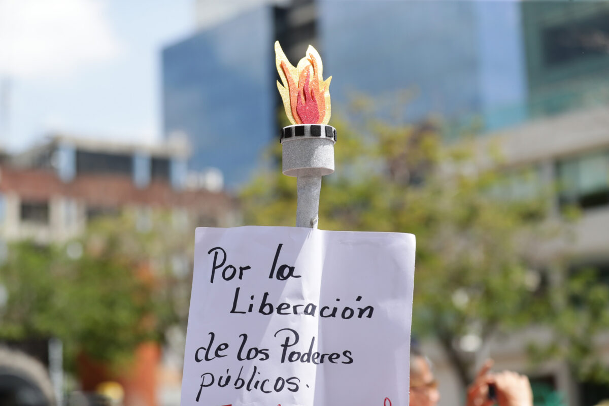En imágenes: sindicalistas protestaron frente a la Embajada de Estados Unidos en Caracas