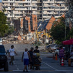 Sin lista de sobrevivientes ni fallecidos: familiares buscan a migrantes repatriados tras el colapso de un hotel en La Guaira